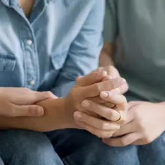 Dłonie splatają się w geście wsparcia, kontrastując z brakiem empatii przykłady, które widzimy w świecie.