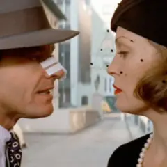 Jack Nicholson z plastrem na nosie i Faye Dunaway w kapeluszu z woalką. Scena z filmu "Wyspa Tajemnic" wyjaśnienie zakończenia.