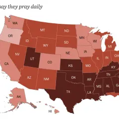 Mapa USA pokazująca odsetek dorosłych modlących się codziennie. Różne odcienie brązu odzwierciedlają poziomy religii w USA.