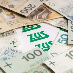 Złotówki, w tym banknot 50 zł, otaczają logo ZUS. Jak się pisze 50? To proste: pięćdziesiąt.