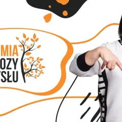 Uśmiechnięta kobieta zaprasza na kurs "Akademia Metamorfozy Umysłu Online". Dowiedz się, jak poznać siebie i odmienić swoje życie.