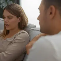 Para rozmawia na kanapie. Ona mówi, on słucha. Czy to dowód, że poczucie humoru a inteligencja idą w parze?
