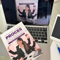 Książka "Proces podejmowania decyzji w organizacjach" na laptopie. Ilustracja sugeruje teorię racjonalnego wyboru, gdzie wieloręka kobieta zarządza wieloma zadaniami.