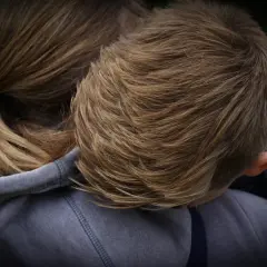Dzieci przytulają się. Mój syn jest gejem, a ja go kocham i wspieram.