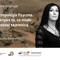 Antropolog, dr Beata Borowska, odkrywa tajemnice antropologii fizycznej. W tle kości i fragmenty ludzkiego szkieletu.