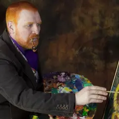 Mężczyzna z rudą brodą i fajką w ustach, malujący słoneczniki. Ciekawe van gogh ciekawostki o jego życiu i sztuce.