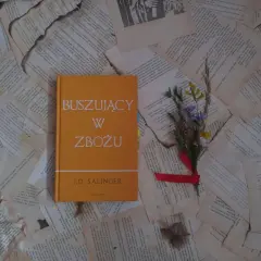 Buszujący w zbożu J.D. Salingera, opowieść o dojrzewaniu i poszukiwaniu autentyczności, leży na pożółkłych kartkach.