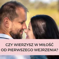 Para wpatrzona w siebie z uśmiechem. Czy to miłość od pierwszego wejrzenia?