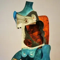Abstrakcyjna rzeźba w stylu pablo picasso, z geometrycznymi kształtami i żywymi kolorami, przedstawiająca postać kobiecą.