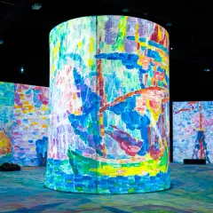 Wystawa immersyjna przenosi w świat van Gogha i impresjonizmu. Kolorowe ściany i cylinder tworzą żywy obraz.