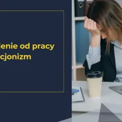Zmęczona kobieta przy biurku, zmagająca się z perfekcjonizmem i uzależnieniem od pracy. To obraz ludzi z pasją, którzy czasem potrzebują odpoczynku.