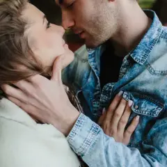 Intymny moment pary, ich twarze blisko siebie. Czy to początek czegoś nowego, czy może przerwa w związku?