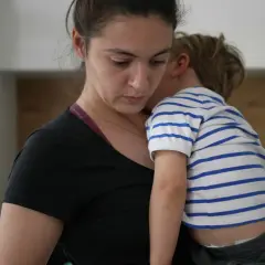 Matka tuli syna, który wtulił się w jej ramię. Ich dziwne relacje matki z synem widać w tej intymnej chwili.