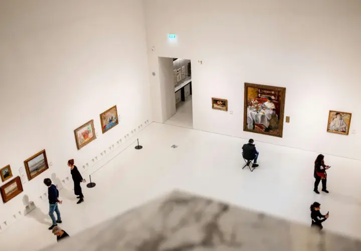 W galerii sztuki, gdzie dzieła wiszą na białych ścianach, ludzie kontemplują obrazy. To czysta sztuka dla sztuki, chwila zadumy nad pięknem.