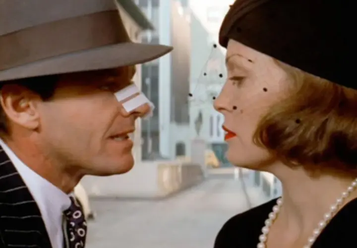 Jack Nicholson z plastrem na nosie i Faye Dunaway w kapeluszu z woalką. Scena z filmu "Wyspa Tajemnic" wyjaśnienie zakończenia.