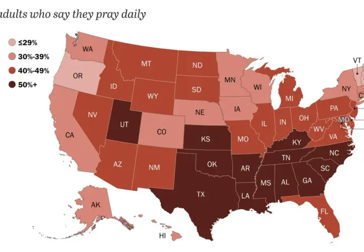 Mapa USA pokazująca odsetek dorosłych modlących się codziennie. Różne odcienie brązu odzwierciedlają poziomy religii w USA.