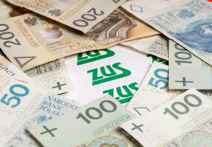 Złotówki, w tym banknot 50 zł, otaczają logo ZUS. Jak się pisze 50? To proste: pięćdziesiąt.