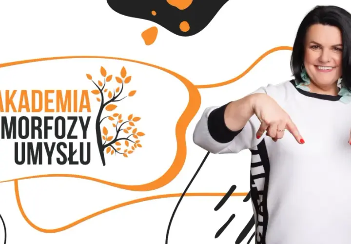 Uśmiechnięta kobieta zaprasza na kurs "Akademia Metamorfozy Umysłu Online". Dowiedz się, jak poznać siebie i odmienić swoje życie.