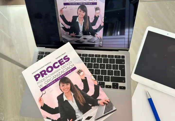 Książka "Proces podejmowania decyzji w organizacjach" na laptopie. Ilustracja sugeruje teorię racjonalnego wyboru, gdzie wieloręka kobieta zarządza wieloma zadaniami.