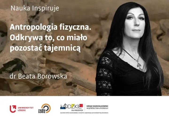 Antropolog, dr Beata Borowska, odkrywa tajemnice antropologii fizycznej. W tle kości i fragmenty ludzkiego szkieletu.