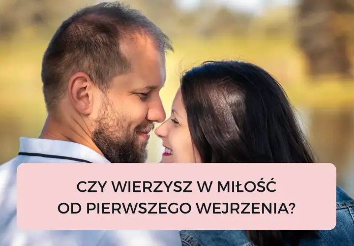 Para wpatrzona w siebie z uśmiechem. Czy to miłość od pierwszego wejrzenia?