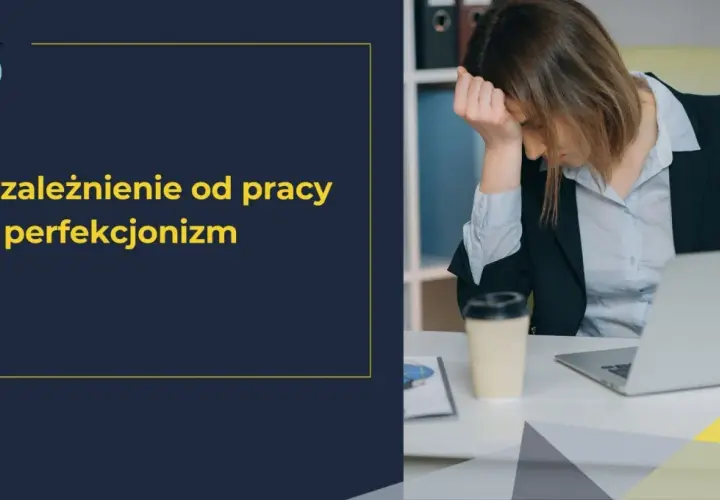Zmęczona kobieta przy biurku, zmagająca się z perfekcjonizmem i uzależnieniem od pracy. To obraz ludzi z pasją, którzy czasem potrzebują odpoczynku.
