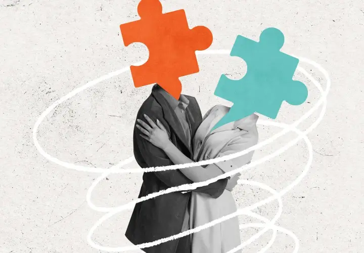 Dwie postacie przytulają się, ich głowy zastąpione są przez puzzle. Moja dorosła córka nie akceptuje mojego partnera, co symbolizuje ten obraz.