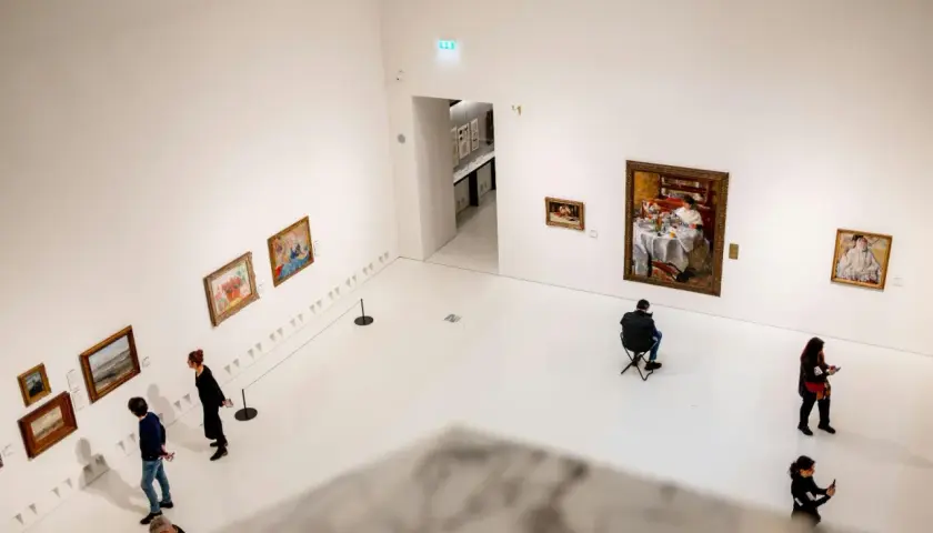W galerii sztuki, gdzie dzieła wiszą na białych ścianach, ludzie kontemplują obrazy. To czysta sztuka dla sztuki, chwila zadumy nad pięknem.