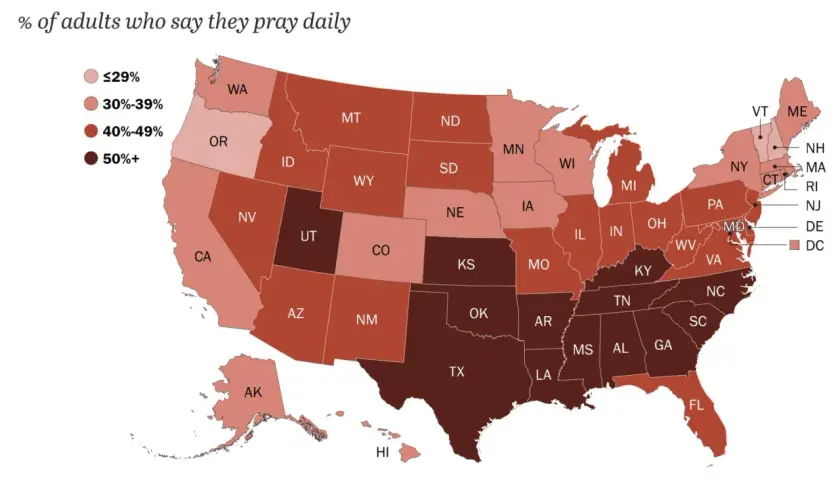Mapa USA pokazująca odsetek dorosłych modlących się codziennie. Różne odcienie brązu odzwierciedlają poziomy religii w USA.
