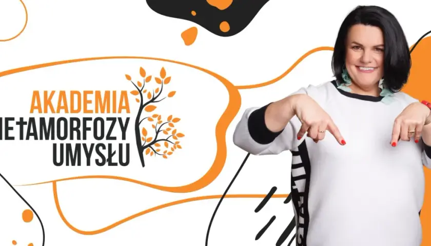 Uśmiechnięta kobieta zaprasza na kurs "Akademia Metamorfozy Umysłu Online". Dowiedz się, jak poznać siebie i odmienić swoje życie.
