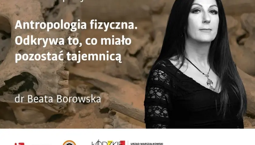 Antropolog, dr Beata Borowska, odkrywa tajemnice antropologii fizycznej. W tle kości i fragmenty ludzkiego szkieletu.