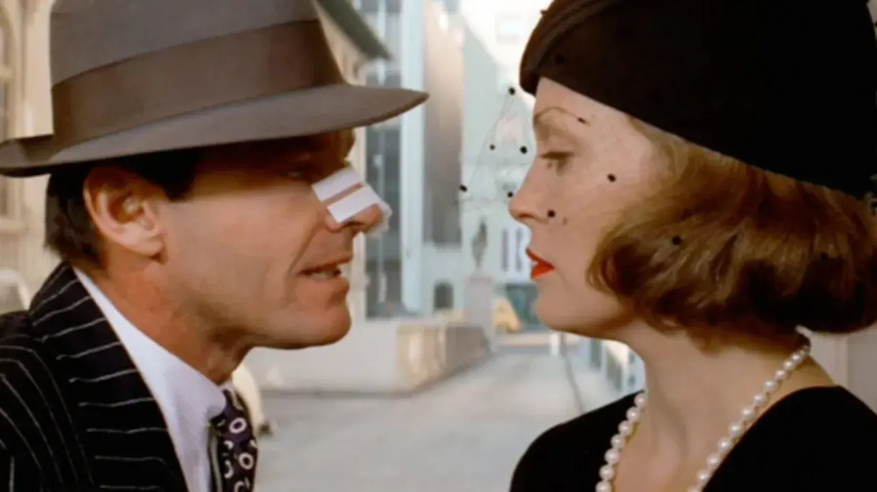 Jack Nicholson z plastrem na nosie i Faye Dunaway w kapeluszu z woalką. Scena z filmu "Wyspa Tajemnic" wyjaśnienie zakończenia.
