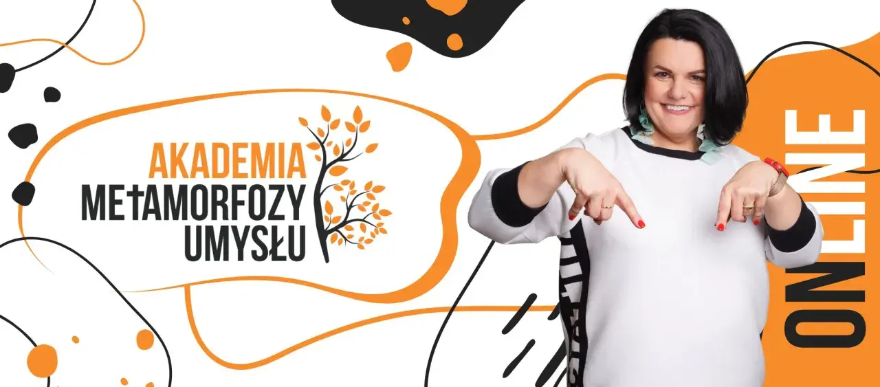 Uśmiechnięta kobieta zaprasza na kurs "Akademia Metamorfozy Umysłu Online". Dowiedz się, jak poznać siebie i odmienić swoje życie.