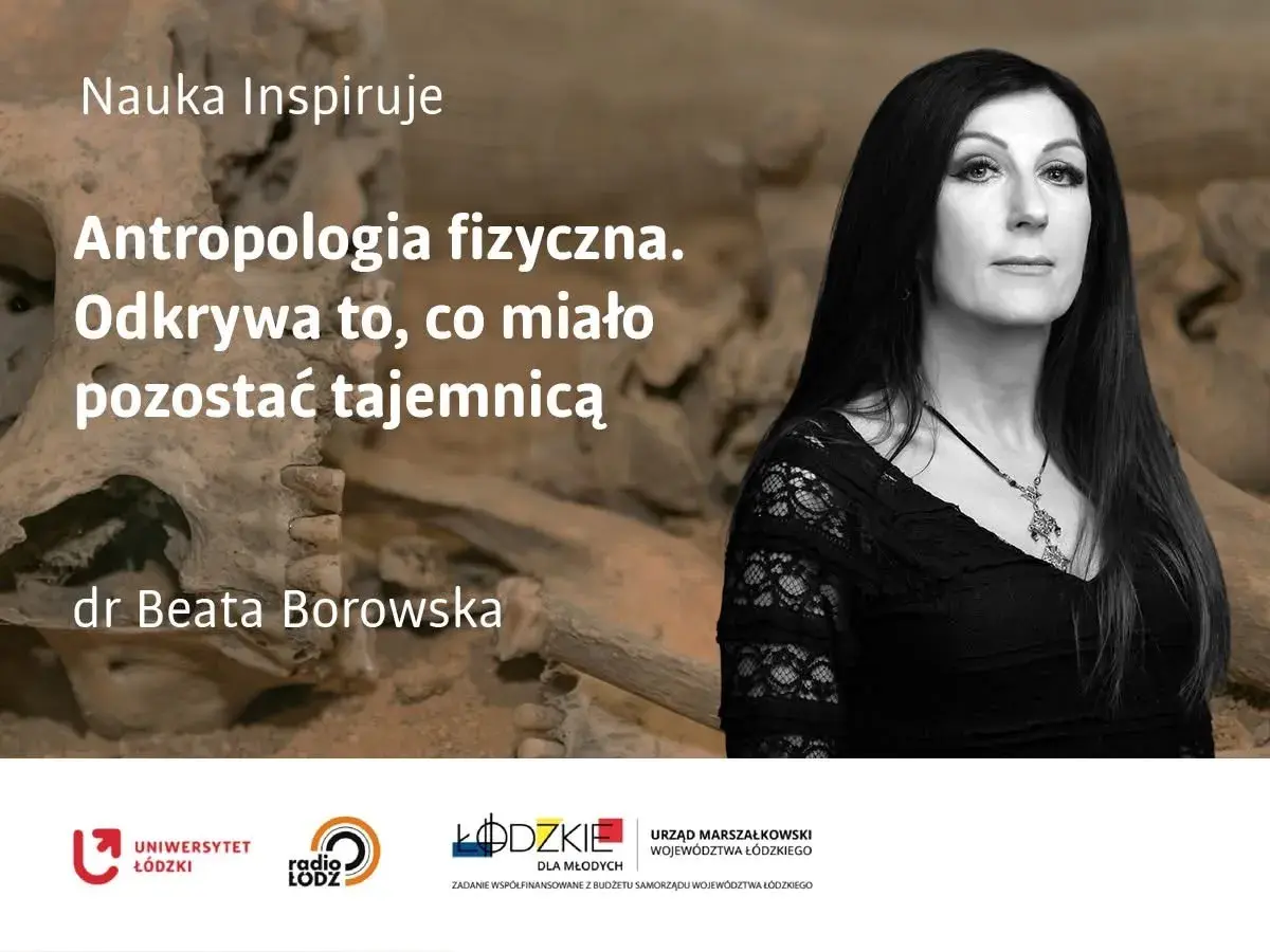 Antropolog, dr Beata Borowska, odkrywa tajemnice antropologii fizycznej. W tle kości i fragmenty ludzkiego szkieletu.