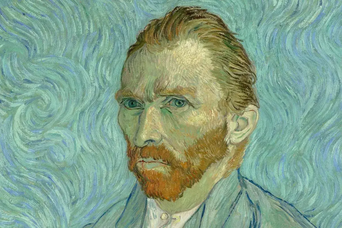 Portret Vincenta van Gogha z intensywnym spojrzeniem, na tle wirującego, błękitnego nieba.