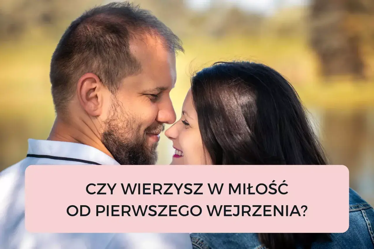 Para wpatrzona w siebie z uśmiechem. Czy to miłość od pierwszego wejrzenia?