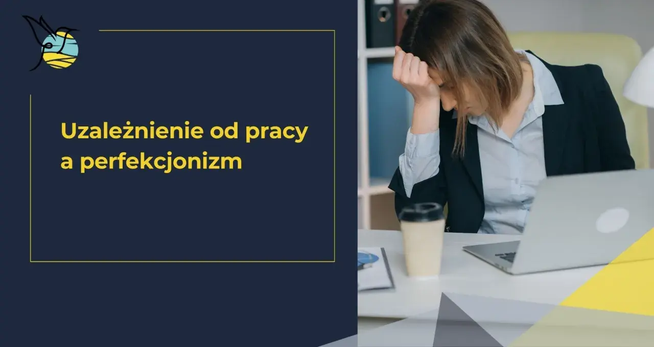 Zmęczona kobieta przy biurku, zmagająca się z perfekcjonizmem i uzależnieniem od pracy. To obraz ludzi z pasją, którzy czasem potrzebują odpoczynku.