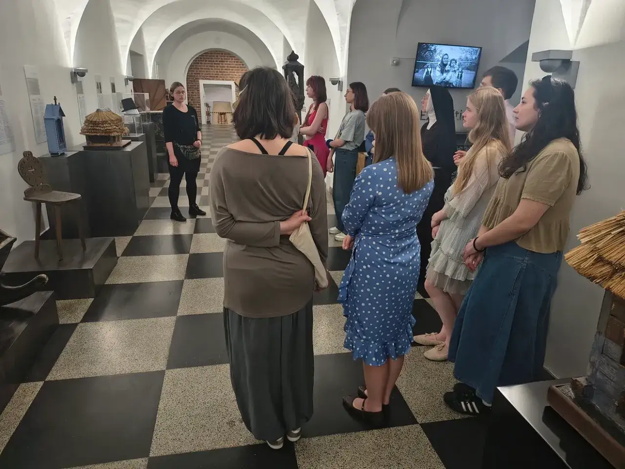 Grupa student&oacute;w historii sztuki zwiedza wystawę.