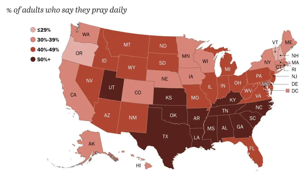 Mapa USA: % dorosłych modlących się codziennie. R&oacute;żne odcienie brązu pokazują poziomy religii w USA, od najniższych na zachodzie po najwyższe na południu.