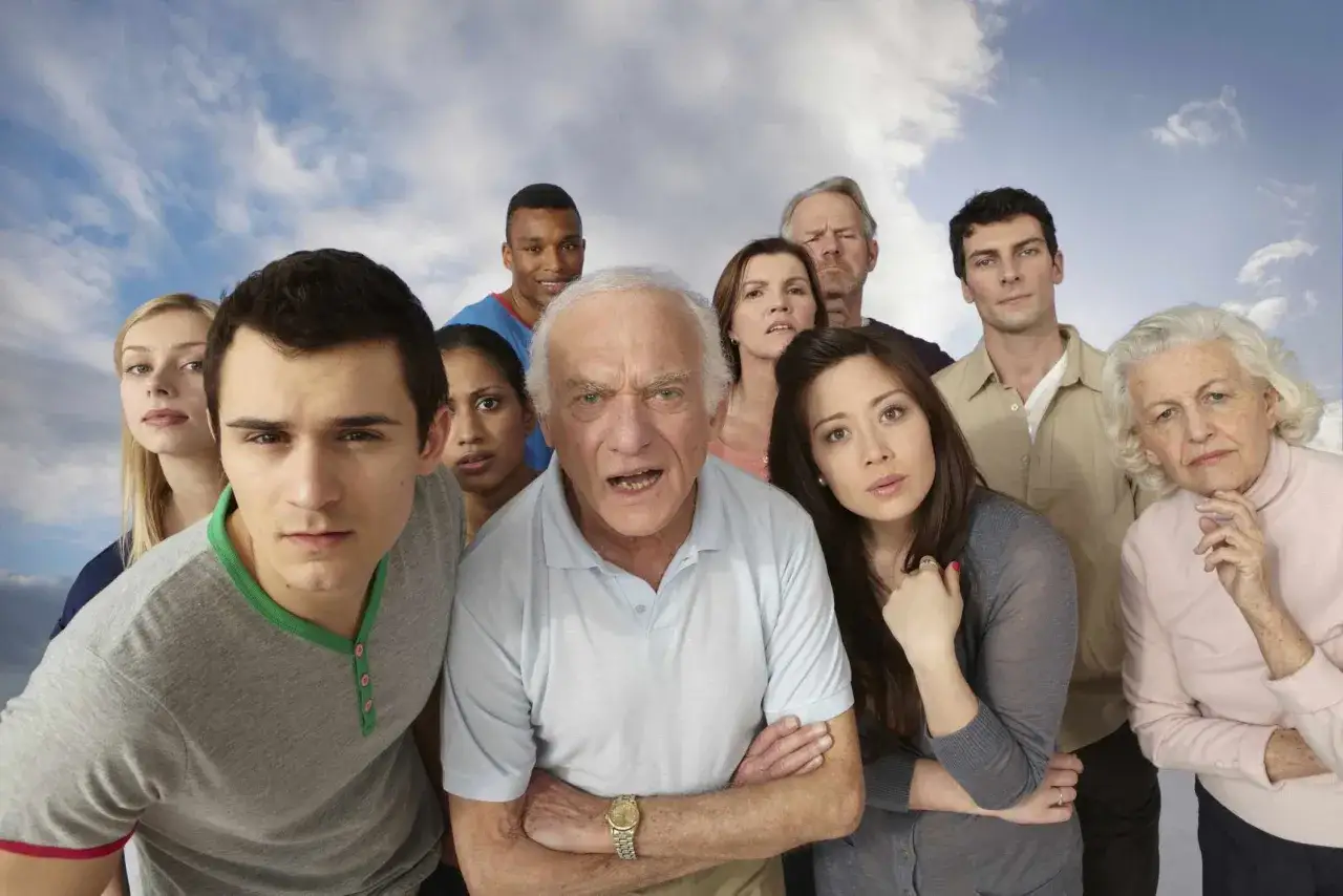 Grupa ludzi patrzy na Ciebie z niepokojem. Czy to objawy scopophobia co to znaczy?