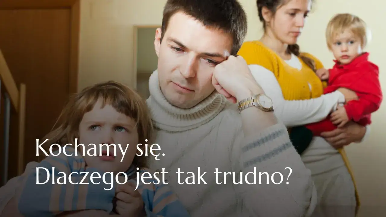Smutny mężczyzna z dzieckiem na rękach, obok kobieta z drugim dzieckiem. Czuję, że nie umiem zaakceptować dziecka partnera.